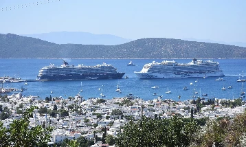Bodrum'a iki kruvaziyer gemisi yanaştı! 3 bini aşkın turist geldi