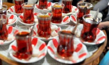 Çay tiryakilerine kritik uyarı: Bu alışkanlık hastalık riskini artırıyor