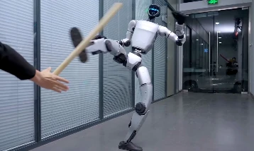 Çin'de insansı robotun çocuğa tekme atması güvenlik tartışması başlattı