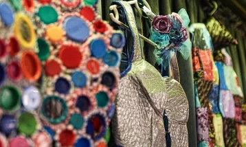 Çöpe atılan plastik atıklar portre ve kostüme dönüşüyor