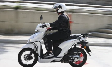 Gazlı motosikleti 4 saatte elektrikli araca dönüştürüyor