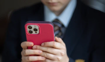 İngiltere okullarda akıllı telefonları resmen yasaklıyor