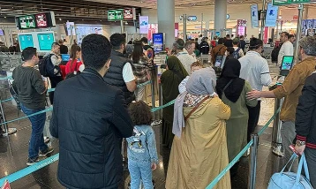 İstanbul havalimanlarında dönüş yoğunluğu: Bagaj ve pasaportta kuyruk