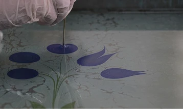 Kadın eliyle genç nesillerle buluşturulan ebru geleceğe taşınıyor