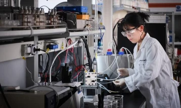 Karbon kumaş elektrotla deniz suyundan hidrojen: Ömrü 800 saat