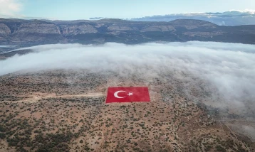 Mersin'de 22 dönümlük araziye işlenen Türk bayrağı siste görüntülendi