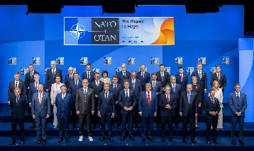NATO aile fotoğrafında liderler neye göre sıralanıyor?