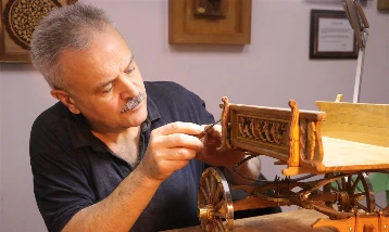 Osmanlı döneminden yaylı at arabası minyatürü, naht ve tezhip motifleriyle