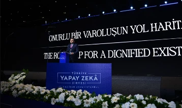 Selçuk Bayraktar: Teknoloji tekellerinin örümcek ağını yırtıp atabiliriz