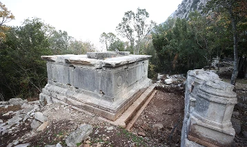 Termessos'taki iki anıt mezar ayağa kaldırılıyor