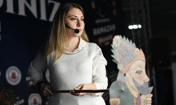 Türk gölge oyununun kadın ustası, Hacivat ile Karagöz'ü dünyaya tanıtıyor