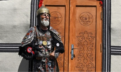 71 yaşındaki delikanlı Ahlat’ta ilgi odağı oldu