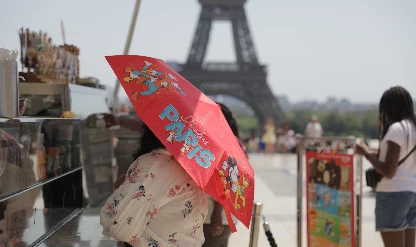 Aşırı sıcak Avrupa'yı vurdu! Paris'te şemsiyeli turizm