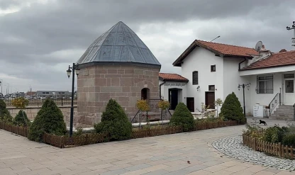 Ateşbaz-ı Veli Türbesi'nin türbedarları asırlardır tuz ikramını sürdürüyor