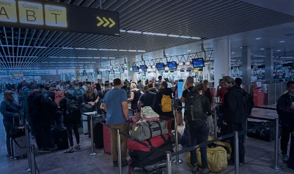 Avrupa havalimanlarında 'biyometrik' çilesi: Kuyruklar 3 saate ulaştı