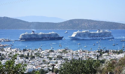 Bodrum'a iki kruvaziyer gemisi yanaştı! 3 bini aşkın turist geldi