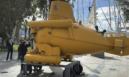 Bodrum'da deniz müzesine verilen denizaltı meydanda sergileniyor
