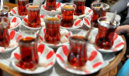 Çay tiryakilerine kritik uyarı: Bu alışkanlık hastalık riskini artırıyor