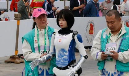 Çin'de insansı robotlar yarı maratonda insanlarla birlikte yarıştı