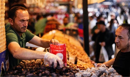 Eminönü’nde arife hareketliliği: Mısır Çarşısı doldu taştı