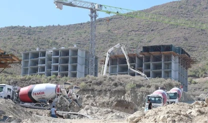 Hatay'da afet konutları ve ticaret merkezlerinin yapımı sürüyor