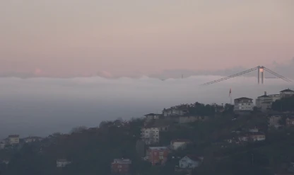 İstanbul Boğazı'nda yoğun sis: Köprü görünmez hale geldi