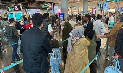 İstanbul havalimanlarında dönüş yoğunluğu: Bagaj ve pasaportta kuyruk