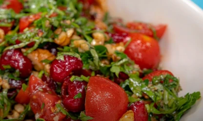 İşte yazın aranan salatası! Vişne ve domatesli yaz salatası tarifi