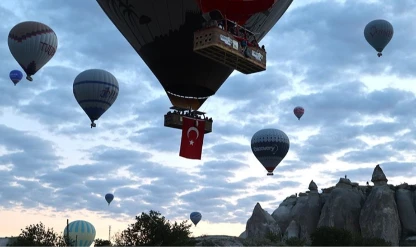 Kapadokya'da gökyüzü Türk bayrakları ve Atatürk posterleriyle süslendi