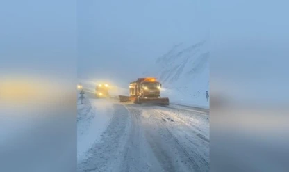 Kar yağışıyla birlikte KGM ekipleri sahada: Yollar için 7 gün 24 saat mesai