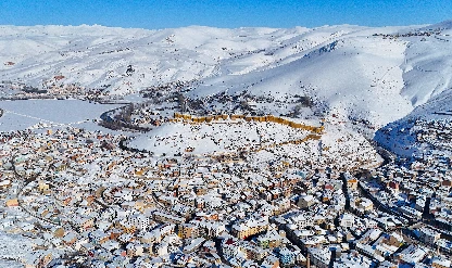 Karla kaplanan Bayburt Kalesi dronla görüntülendi
