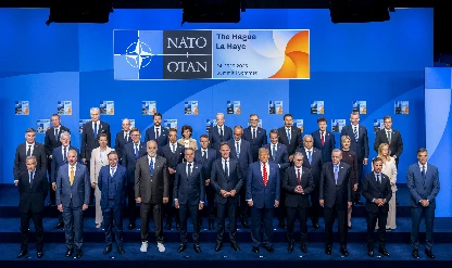 NATO aile fotoğrafında liderler neye göre sıralanıyor?