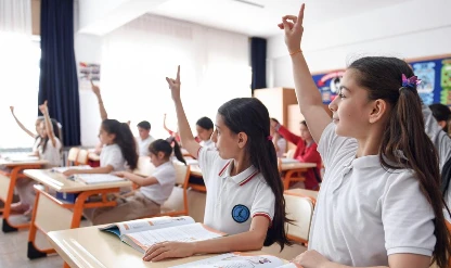Okullarda kıyafet yönetmeliği değişti: Yeniden forma geliyor