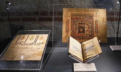 Osmanlı Sultanlarının Sevdası Kutsal Emanetler sergisi Rami Kütüphanesi’nde