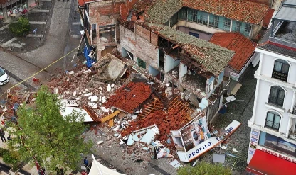 Depremin hasarı gün ağarınca ortaya çıktı!
