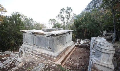 Termessos'taki iki anıt mezar ayağa kaldırılıyor