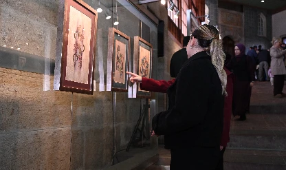 Tezhip ve kat’ıyı zarafetle buluşturuyor