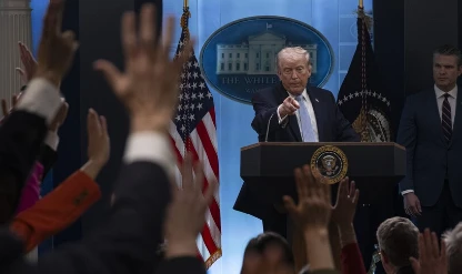 Trump'tan İran'a yeni tehditler: Gemilere iyi silahları yüklüyoruz