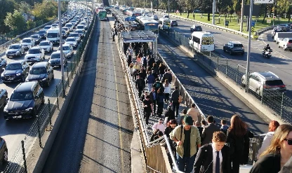 Yola çıkacaklar dikkat! İstanbul'da 4 bölgede trafik durma noktasına geldi