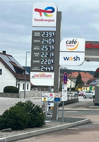 Almanya'da benzinin litresi 2.44 Euro'yu, dizelin litresi 2.57 Euro'yu aştı