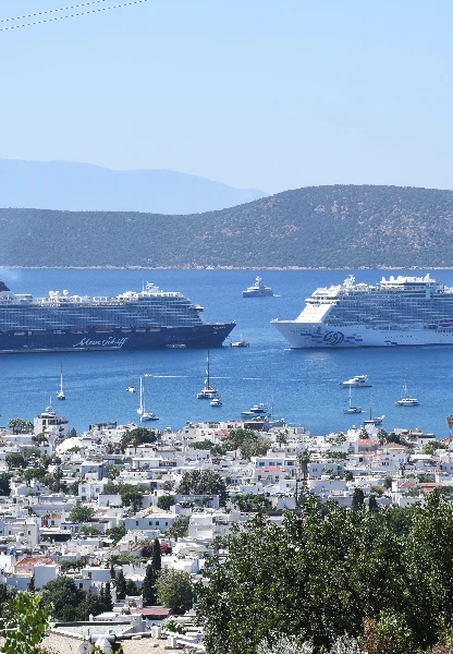 Bodrum'a iki kruvaziyer gemisi yanaştı! 3 bini aşkın turist geldi