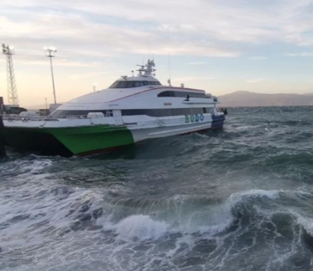 Şiddetli fırtına deniz ulaşımını  vurdu: İDO ve BUDO kullanacaklar dikkat!