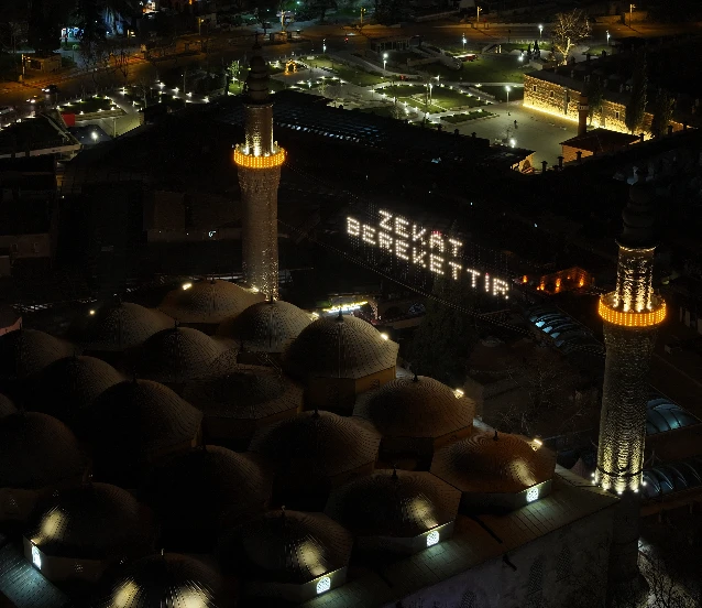 400 yıllık gelenek sürüyor! Ulu Cami mahya ile aydınlatıldı