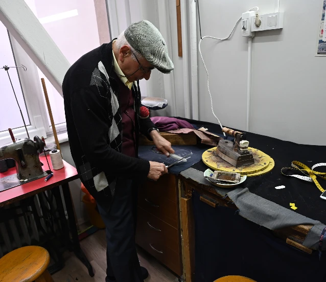 60 yıldır ekmeğini iplikten çıkarıyor