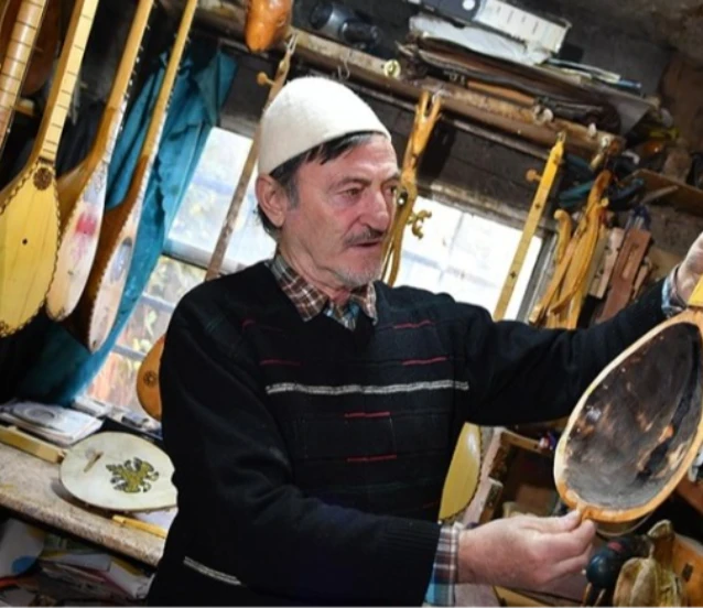 Lahuta, ustası Alia'nın ellerinde zamana direniyor