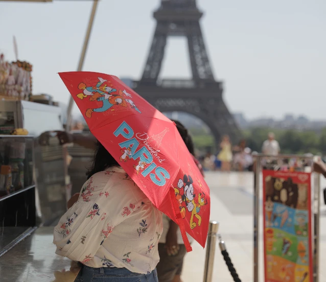 Aşırı sıcak Avrupa'yı vurdu! Paris'te şemsiyeli turizm