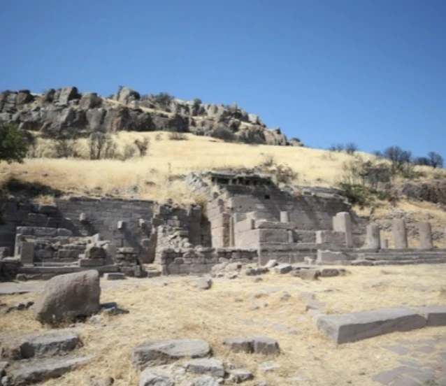 Assos'ta 3 bin 500 yıllık stoa gün yüzüne çıkarılıyor