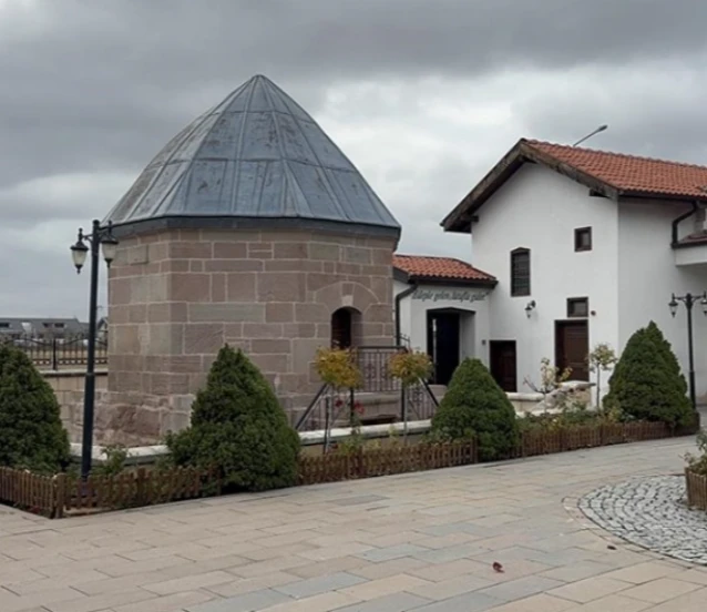 Ateşbaz-ı Veli Türbesi'nin türbedarları asırlardır tuz ikramını sürdürüyor