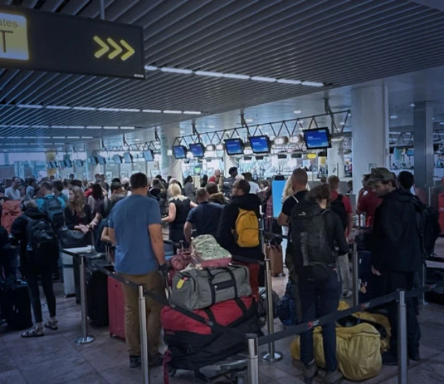 Avrupa havalimanlarında 'biyometrik' çilesi: Kuyruklar 3 saate ulaştı