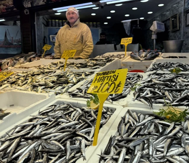 Balık tezgahlarında hamsi ve istavrit 100 lira